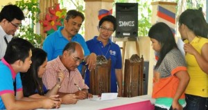 DSWD - FO1 Regional Director Marcelo Nicomedes J. Castillo (clockwise 2nd from left) together with representatives from the DepEd looks on as Pantawid Pamilya parents enroll their children in the launching of the Early Enrolment for CCT beneficiaries.