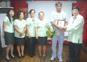 DSWD FO1 headed by Regional Director Marcelo Nicomedes J. Castillo awards a certificate of appreciation to Mr. Ariel Manalang, a tricycle driver, for his admirable honesty in returning a bag containing a laptop and other important documents left by a staff in his tricycle.  