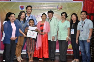 DSWD -FO1 headed by Regional Director Marcelo Nicomedes J. Castillo and Assistant Regional Director Marlene Febes D. Peralta awards regional prize to the Tusnoy family relative to the Search for Huwarang Pantawid Pamilya 2014. 
