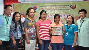 DSWD-FO1 Regional Director Marcelo Nicomedes J. Castillo (rightmost) lead the awarding to the regional winner Cindy Ballesteros (third from right) being this year's regional winner in the Search for Exemplary Pantawid Pamilya children.