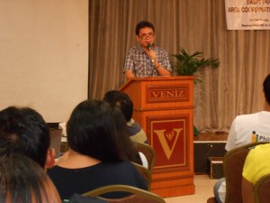DSWD Assistant Secretary Rodolfo Santos addressing his message to the first batch of KC-NCDDP training completers. 