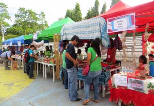 PaskuJuan aims to market products and services of Pantawid Pamilya beneficiaries and inspire them more to engage into income generating activities. PaskuJuan activities include a festival bazaar, a boodle lunch, and livelihood demonstrations. 