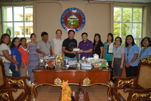 Mayor Nalupta accepts the Php 600,000 grant from DSWD for the 100 BUB-SLP beneficiaries of Batac City. 