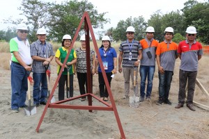 DSWD-FO1 Director Marcelo Nicomedes J. Castillo (2nd from left) together with Asst. Regional Director for Administration Nora D. Dela Paz (3rd from left), Training Center Superintendent II Elizabeth C. Manuel (4th from left), Admin. Officer IV Alicia C. Nisperos (middle), Engr. Reynaldo Balanon (1st from right) and Brgy. Capt. Pedro Q. Gonzales (1st from left).