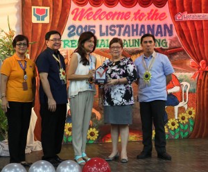 Ilocos Norte Gov. Imee R. Marcos receives a DSWD plaque of appreciation for her support to the 2015 Listahanan Database Regional Launching by sharing her testimony on the utilization of the Listahanan data.