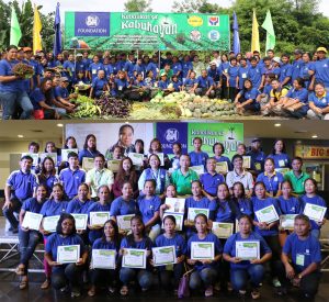 (Above photo) Participants of “Kabalikat sa Kabuhayan” training program together with their trainers and sponsors during the harvest festival in Brgy. Lipit-Tomeeng, San Fabian, Pangasinan. (Below photo) Pantawid Pamilya beneficiaries on their graduation ceremony as participants to the training program